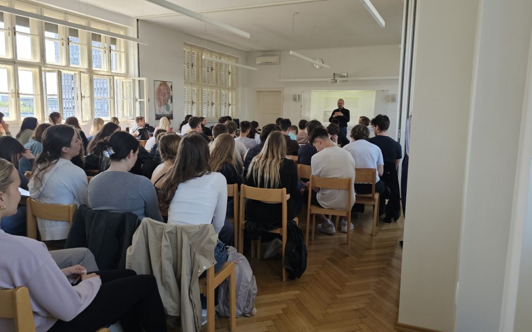 Dijakom 3. A, B in F predaval jezikoslovec dr. Matej Šekli